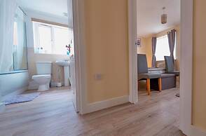 Corby - 3 Bedrooms - Sleeps 5 - Free Parking