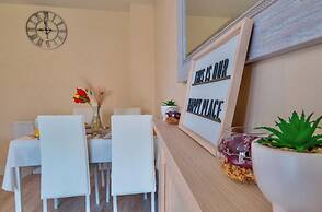 Corby - 3 Bedrooms - Sleeps 5 - Free Parking