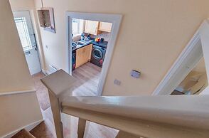 Corby - 3 Bedrooms - Sleeps 5 - Free Parking