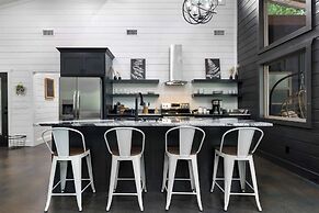 Whispering Retreat Sleeps 4