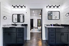 Whispering Retreat Sleeps 4