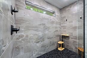Whispering Retreat Sleeps 4