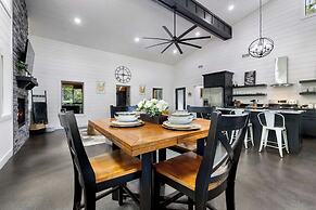 Whispering Retreat Sleeps 4