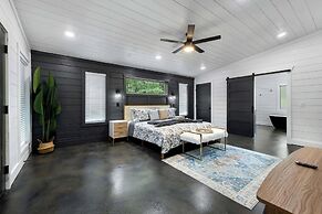 Whispering Retreat Sleeps 4