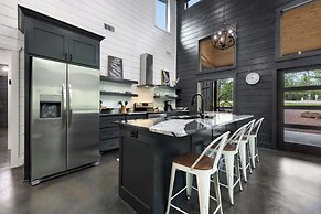 Whispering Retreat Sleeps 4