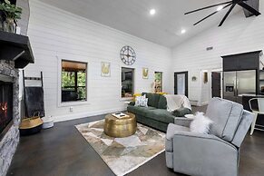 Whispering Retreat Sleeps 4