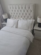 Stylish, Modern 3 Bedroom House, Free Parking