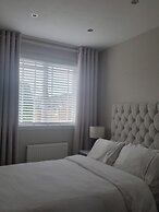 Stylish, Modern 3 Bedroom House, Free Parking