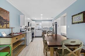 Colony Beach Club 101