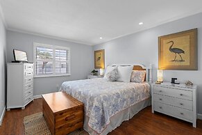 Colony Beach Club 204