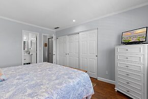 Colony Beach Club 204