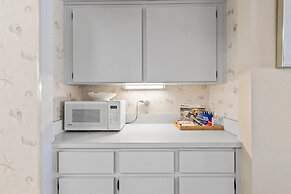 Colony Beach Club 220