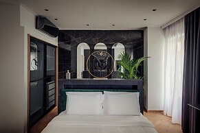 NINEMIAN SUITES SYROS