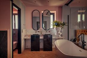 NINEMIAN SUITES SYROS