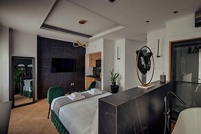 NINEMIAN SUITES SYROS