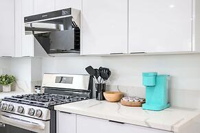Not Affected by the Fire/modern 5BR Home With Full Amenities & Parking