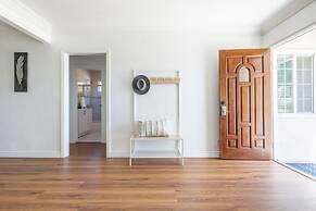 Charming Spacious Home - Modern Comforts, Prime Location