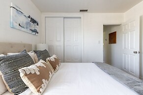 Charming Spacious Home - Modern Comforts, Prime Location