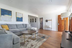 Charming Spacious Home - Modern Comforts, Prime Location