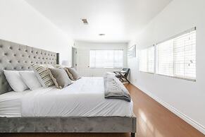 Charming Spacious Home - Modern Comforts, Prime Location