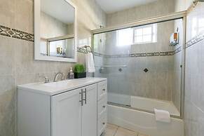 Charming Spacious Home - Modern Comforts, Prime Location