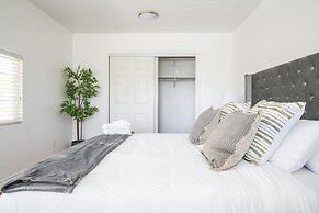 Charming Spacious Home - Modern Comforts, Prime Location