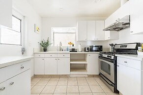 Charming Spacious Home - Modern Comforts, Prime Location