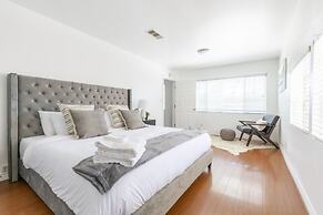 Charming Spacious Home - Modern Comforts, Prime Location