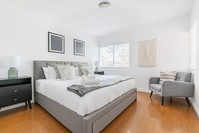 Charming Spacious Home - Modern Comforts, Prime Location