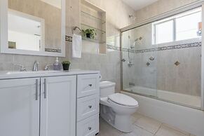 Charming Spacious Home - Modern Comforts, Prime Location