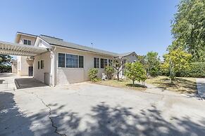 Charming Spacious Home - Modern Comforts, Prime Location