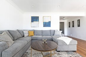 Charming Spacious Home - Modern Comforts, Prime Location