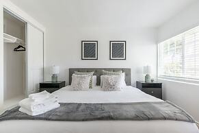 Charming Spacious Home - Modern Comforts, Prime Location