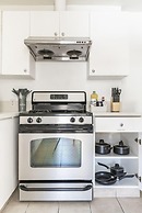 Charming Spacious Home - Modern Comforts, Prime Location