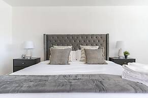 Charming Spacious Home - Modern Comforts, Prime Location