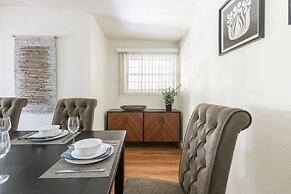 Charming Spacious Home - Modern Comforts, Prime Location