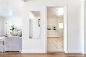 Charming Spacious Home - Modern Comforts, Prime Location