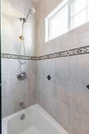 Charming Spacious Home - Modern Comforts, Prime Location