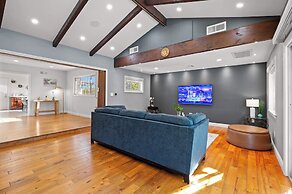 Luxury Estate With Sparkling Pool & Elegant Amenities