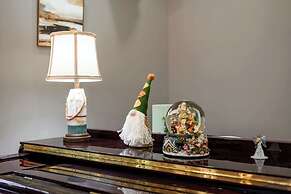 Luxury Estate With Sparkling Pool & Elegant Amenities