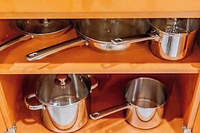 Monterey Park Retreat: Spectacular Views & Comfort