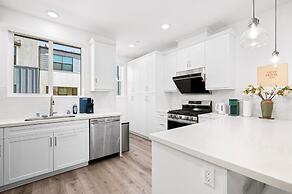 Chic Modern Retreat With Stunning Views 1360 Sqft