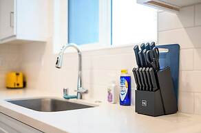 Chic Modern Retreat With Stunning Views 1360 Sqft