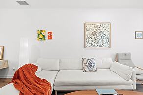 Chic Modern Retreat With Stunning Views 1360 Sqft