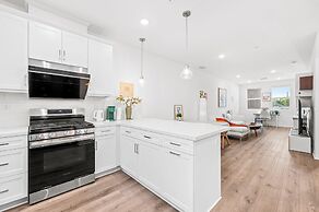 Chic Modern Retreat With Stunning Views 1360 Sqft