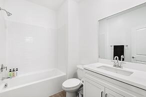 Chic Modern Retreat With Stunning Views 1360 Sqft