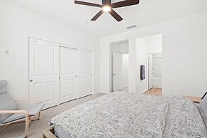 Chic Modern Retreat With Stunning Views 1360 Sqft