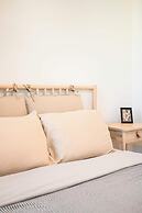 Chic Modern Retreat With Stunning Views 1360 Sqft