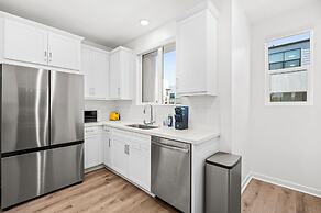 Chic Modern Retreat With Stunning Views 1360 Sqft