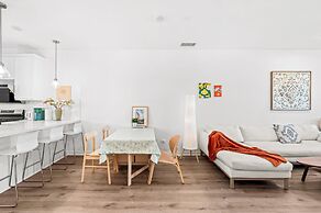 Chic Modern Retreat With Stunning Views 1360 Sqft